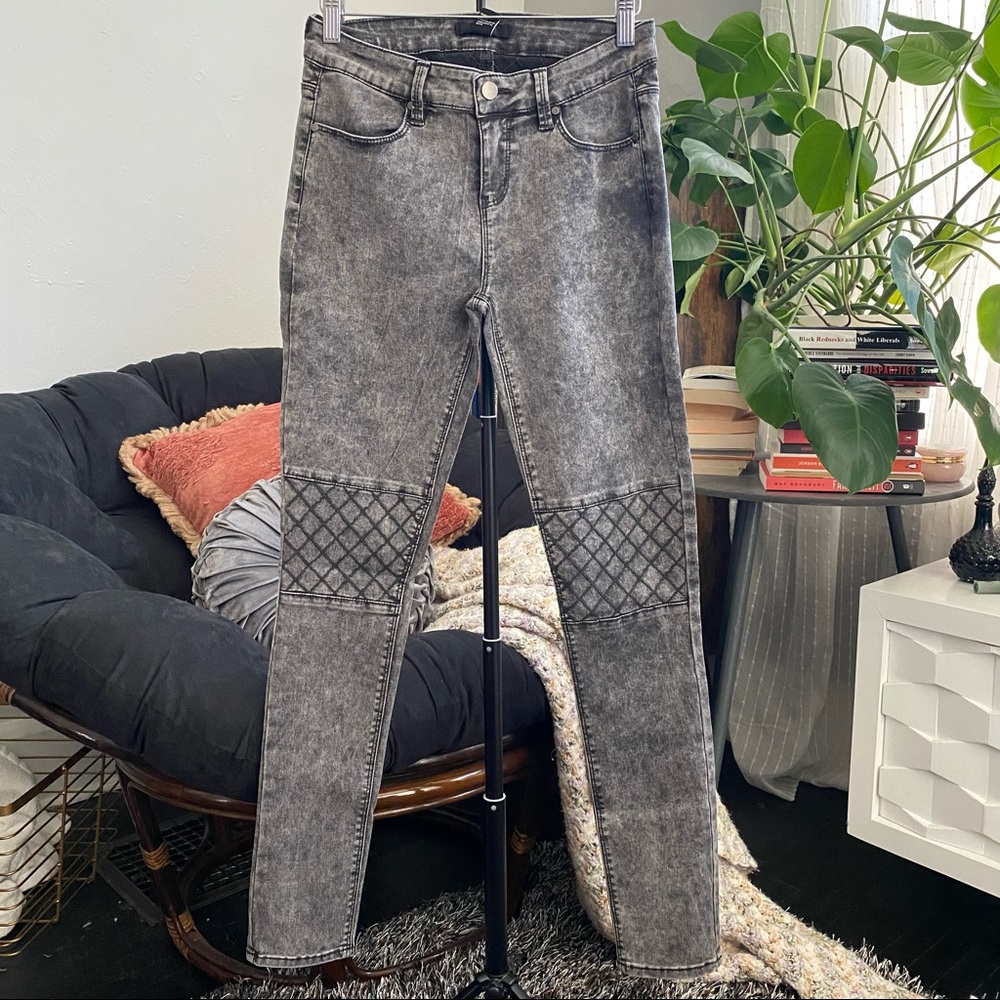 F21 Grey Acid Wash Knee Patch Skinny Jeans - Picture 1 of 5